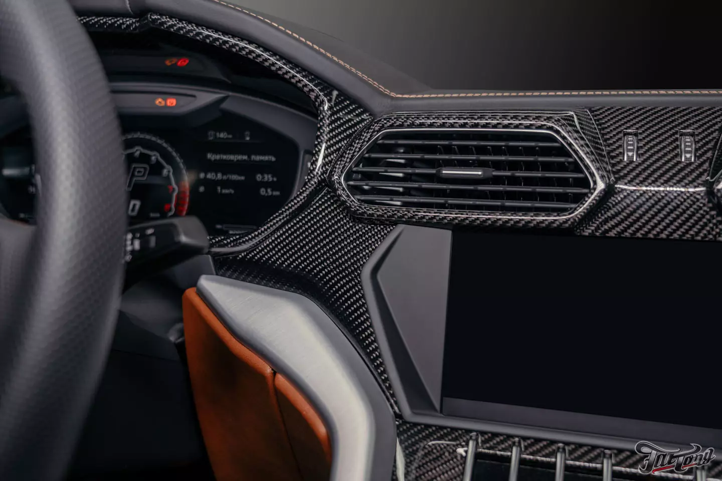 Ламинация элементов салона карбоном в шикарном Lamborghini Urus